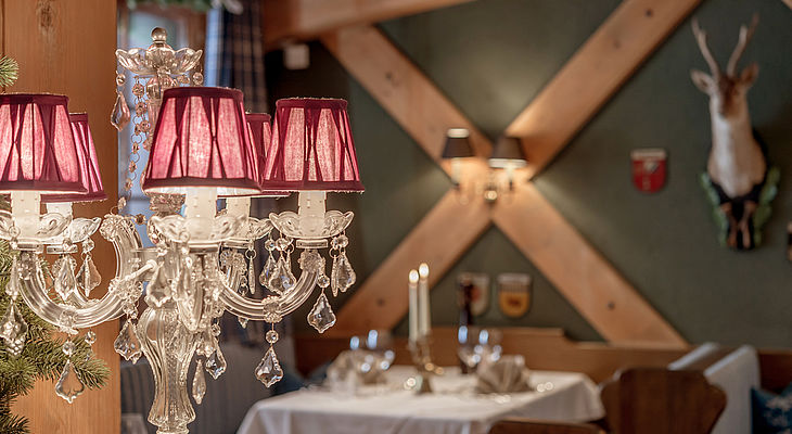 Stimmungsvolle Atmosphäre im Restaurant Romantikstube im 4 Sterne S Hotel Bergwelt in Obergurgl