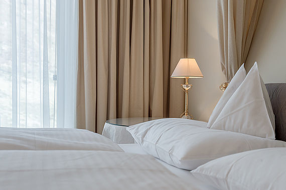 Doppelbett in einer Hotelsuite Kategorie C3 im 4 Sterne Hotel Bergwelt in Obergurgl