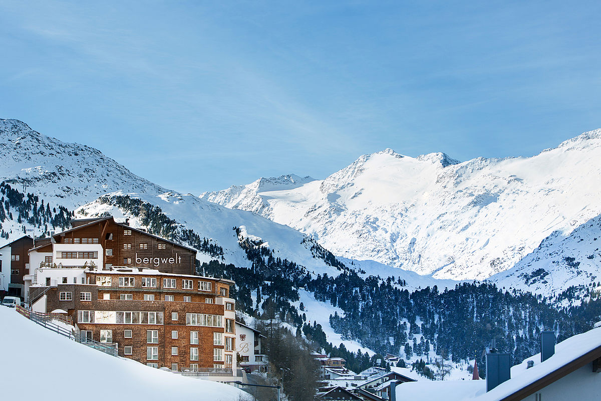 Aussenansicht des 4 Sterne Superior Hotel Bergwelt in Obergurgl mitten in den Ötztaler Alpen