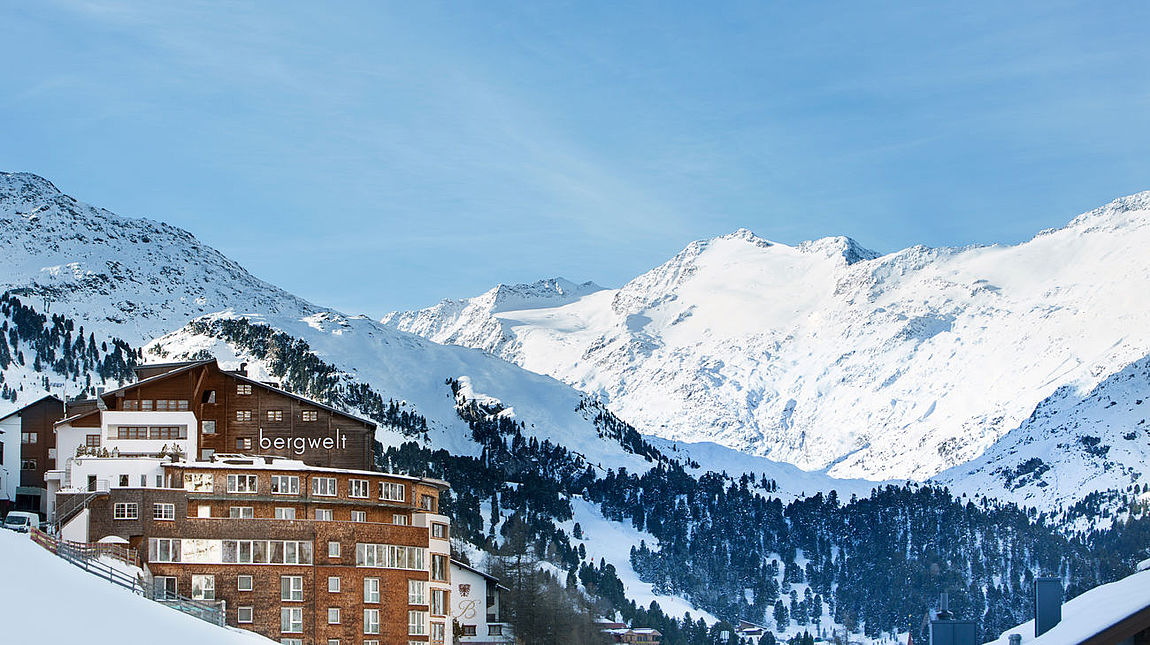 Aussenansicht des 4 Sterne Superior Hotel Bergwelt in Obergurgl mitten in den Ötztaler Alpen