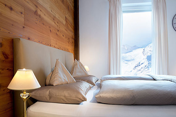 Schlafzimmer mit Bergblick in der Private Suite im Hotel Bergwelt direkt an der Skipiste in Obergurgl