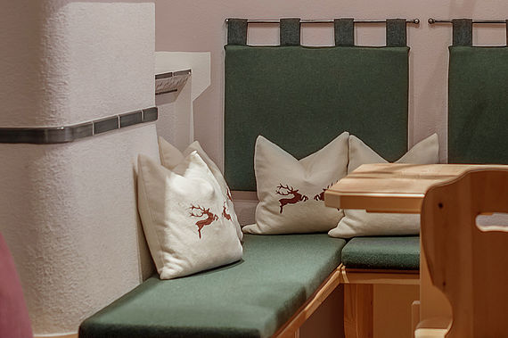 Sitzecke mit Ofen in einer Hotelsuite Kategorie C5 im Familienhotel Bergwelt im Ötztaler Obergurgl