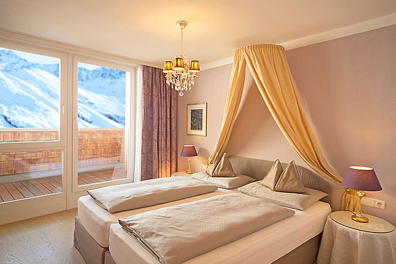 Schlafzimmer mit Bergpanorama in der Family Royal Suite im Skihotel Bergwelt in Obergurgl