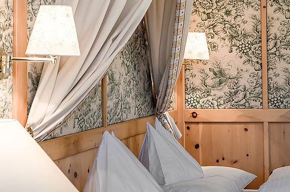 Doppelbett mit Baldachin in einer Juniorsuite Kategorie A4 im Wellnesshotel Bergwelt im Tiroler Obergurgl