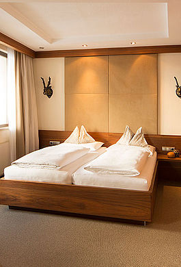 Schlafzimmer in der Hotelsuite Kategorie C2 im Small Luxury Hotel Bergwelt in Obergurgl