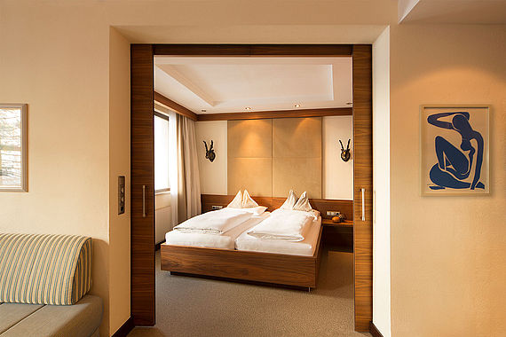 Schlafzimmer in der Hotelsuite Kategorie C2 im Small Luxury Hotel Bergwelt in Obergurgl