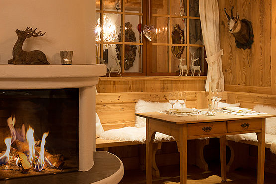 Restaurant Thaya mit offenem Kamin im 4 Sterne Hotel Bergwelt in Obergurgl, Tirol