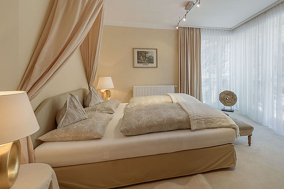 Feudales Doppelbett in Bergwelts Luxus Suite im Familienhotel Bergwelt direkt an der Skipiste im Ötztaler Obergurgl