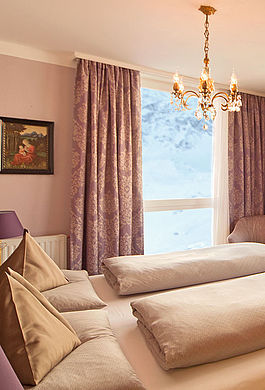 Schlafzimmer mit Bergpanorama in der Family Royal Suite im 4 Sterne S Hotel Bergwelt in Obergurgl