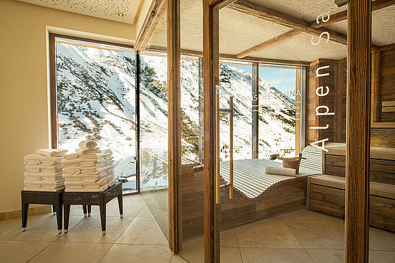 Tiroler Altholzsauna mit Blick auf das Ötztaler Alpenpanorama im Luxus Spa des 4 Sterne S Hotel Bergwelt in Obergurgl