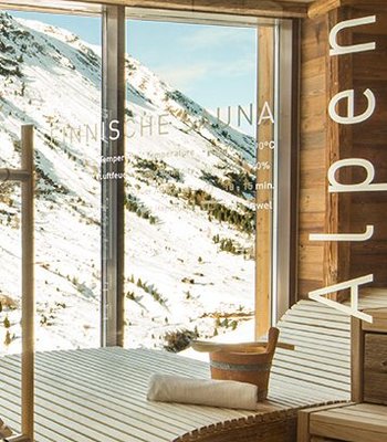 Tiroler Altholzsauna mit Blick auf das Ötztaler Alpenpanorama im Luxus Spa des 4 Sterne S Hotel Bergwelt in Obergurgl