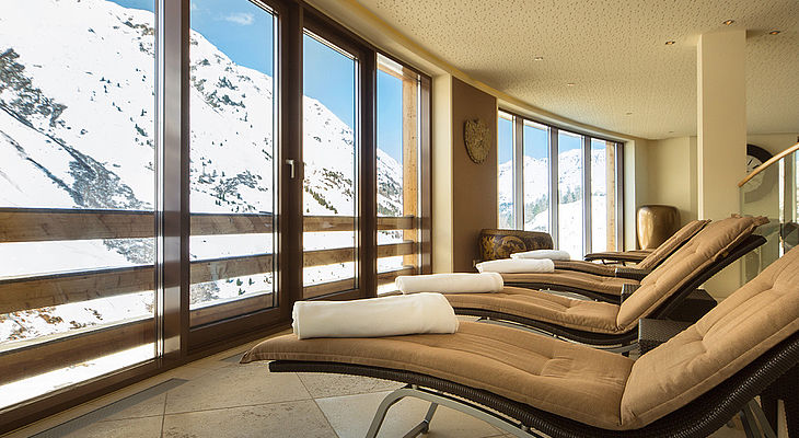 Panoramablick auf die Ötztaler Alpen im Family Spa des Wellnesshotel Bergwelt in Obergurgl Tirol