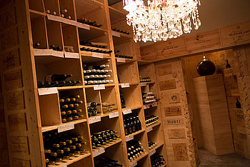 Stilvolles Ambiente im Wein- und Champagnerkeller des 4*S Hotel Bergwelt in Obergurgl