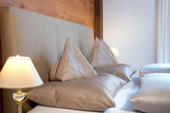 Schlafzimmer mit Bergblick in der Private Suite im Hotel Bergwelt direkt an der Skipiste in Obergurgl