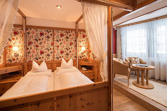 Doppelbett im Doppelzimmer Kategorie A2 im Small Luxury Hotel Bergwelt in Obergurgl