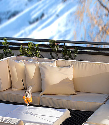 Gemütliche Loungemöbel auf der Sonnenterrasse des Skihotel Bergwelt in Obergurgl, Tirol