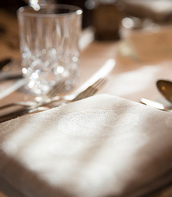 Stilvoll gedeckter Tisch im Restaurant Romantikstube im 4 Sterne Hotel Bergwelt in Obergurgl
